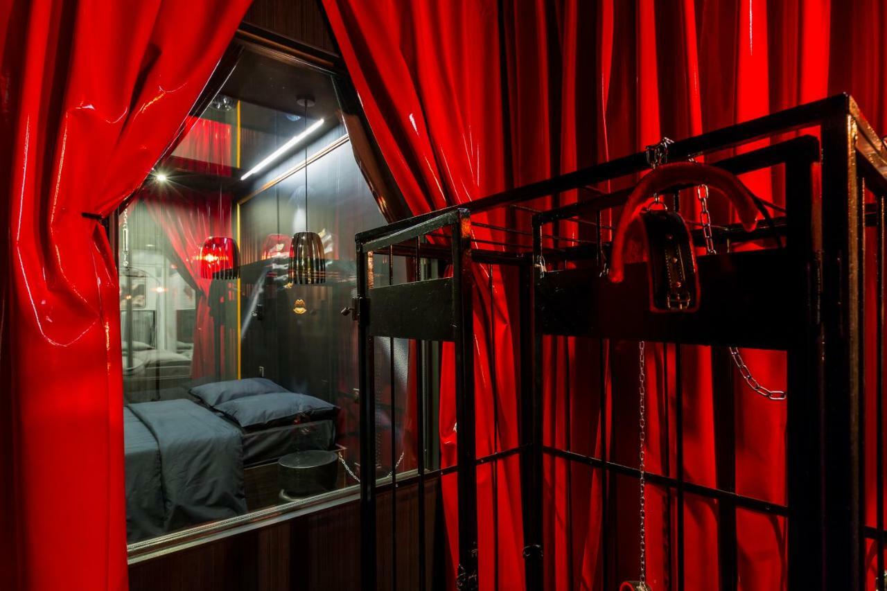 Love Hotel Avec Nuit Insolite Au Dandy Et Jacuzzi Privatise (Adults Only) Париж Экстерьер фото