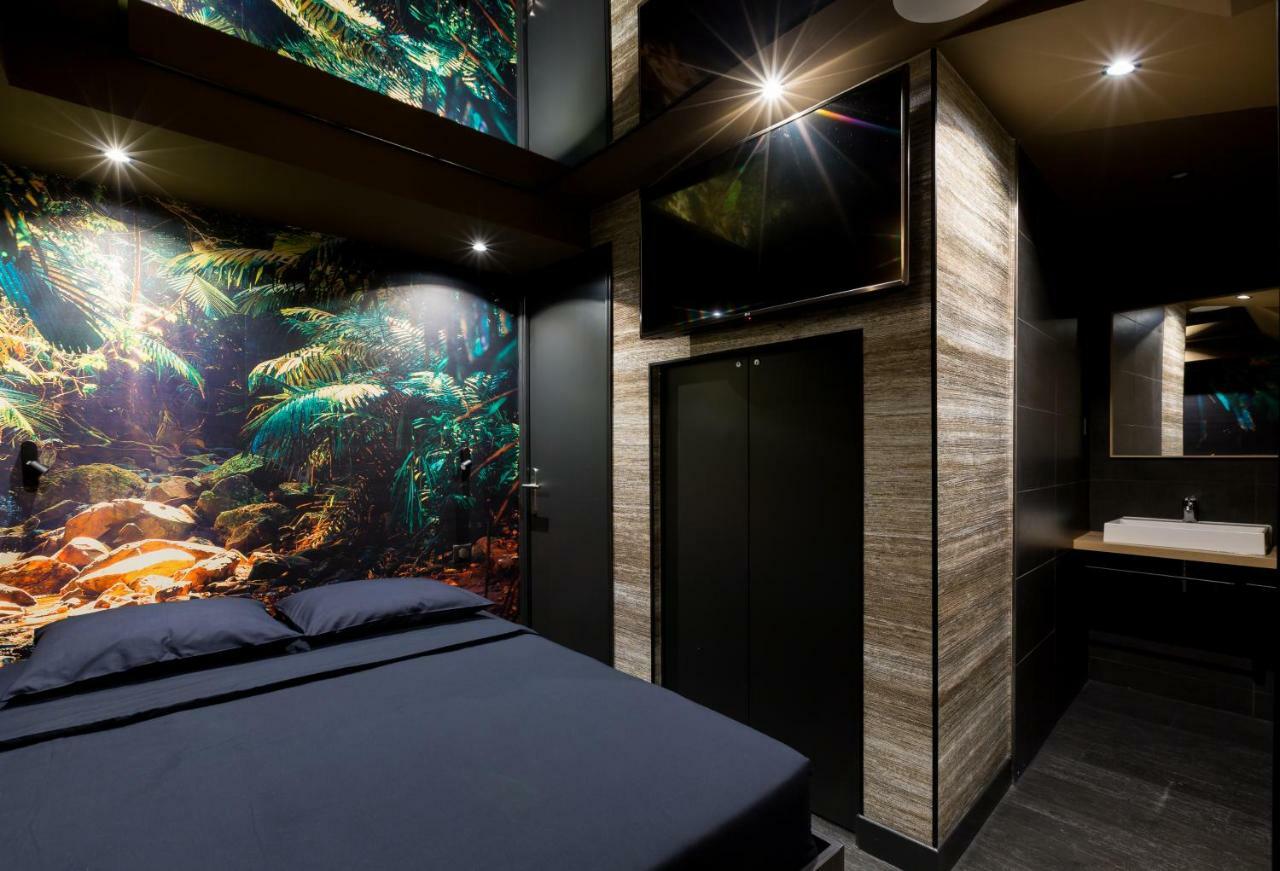 Love Hotel Avec Nuit Insolite Au Dandy Et Jacuzzi Privatise (Adults Only) Париж Экстерьер фото